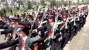Para pejuang perempuan Kurdi Peshmerga mengikuti upacara wisuda mereka di sebuah akademi polisi di distrik Zakho, Irak, Rabu (30/3). Ada sekitar 10 ribu tentara perempuan Peshmerga yang ikut bertempur melawan ISIS di Suriah dan Irak. (REUTERS/Ari Jalal)