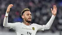 Pada akhirnya sang ayah melihat talenta luar biasa Neymar bermain sepak bola. Neymar mulai dikenal dunia saat dirinya mampu membawa Santos FC ke final Piala Dunia antar klub. (AFP/Nicolas Tucat)