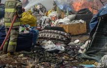 FOTO: Darurat! Begini Penampakan Gunung Sampah di TPA Sarimukti Bandung yang Terbakar Berhari-hari