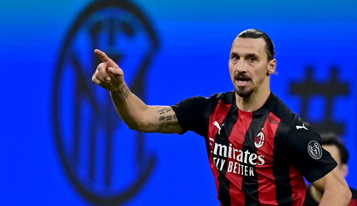 Penyerang AC Milan, Zlatan Ibrahimovic, merayakan gol yang dicetaknya ke gawan Inter Milan pada laga lanjutan Liga Italia di Stadion San Siro, Sabtu (17/10/2020) malam WIB. Dalam laga Derby Della Madonnina ini, AC Milan menang 2-1 atas Inter Milan. (AFP/Miguel Medina)