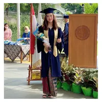 Kayra Miendra, putri Mieke Amalia dan Tora Sudioro baru saja melangsungkan wisuda dari salah satu sekolah ternama di Jakarta.