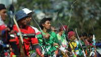 Sejumlah peserta bersiap untuk membidik sasaran saat eksibisi nomor Barebow dalam Seleksi Nasional (Seleknas) Pengurus Besar Persatuan Panahan Indonesia (PB Perpani) di Lapangan Panahan, Gelora Bung Karno, Senayan, Jakarta, Rabu (8/3/2023). Eksibisi Barebow tersebut bertujuan untuk mendorong agar divisi Barebow dapat masuk dalam agenda Pekan Olahraga Nasional (PON) 2024 di Provinsi Aceh dan Sumatera Utara. (Dok. PB Perpani)