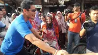 Cawapres Sandiaga S Uno saat blusukan ke Pasar Wage Purwokerto. (Liputan6.com/Muhamad Ridlo)
