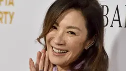 Michelle Yeoh tersenyum saat tiba di BAFTA Tea Party 2023 di Four Seasons Hotel Los Angeles di Beverly Hills di Los Angeles pada 14 Januari 2023. Yeoh berharap bisa nominasi ini bisa menginspirasi para talenta Asia lainnya. (Photo by Jordan Strauss/Invision/AP)