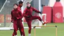 Pemain Manchester United Facundo Pellistri (Kiri), Raphael Varane (tengah) dan Alejandro Garnacho (kanan) mengambil bagian dalam sesi latihan tim menjelang lanjutan Liga Champion Grup A, di Carrington Training Complex di Manchester, Senin (11/12/2023). (Darren Staples / AFP)