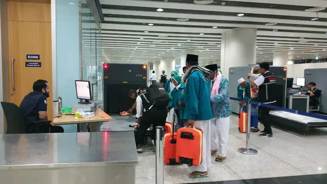 Petugas membantu jemaah haji Indonesia di alat x-ray. Liputan6.com/Nurmayanti
