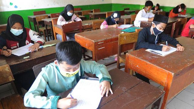 Banner Infografis Polemik Hilangnya Kata Madrasah di Draf RUU Sisdiknas. (Liputan6.com/Trieyasni)