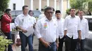 Sekjen PDIP Hasto Kristianto (tengah) bersama para sekjen partai pendukung capres dan cawapres Jokowi-Ma'ruf  tiba di Gedung KPU, Jakarta, Sabtu (22/9). Mereka melaporkan dana awal kampanye Pilpres 2019. (Liputan6.com/Herman Zakharia)