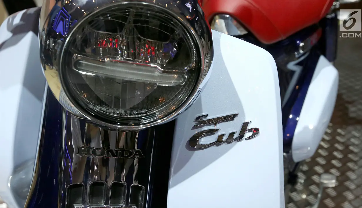 Desain lampu sepeda motor Honda Super Cub C125 di Gaikindo Indonesia International Auto Show (GIIAS) 2018 di ICE BSD, Tangsel, Jumat (3/8). (Liputan6.com/Fery Pradolo)
