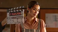 Noktah Merah Perkawinan yang menampilkan Marsha Timothy dan Oka Antara ramai dibahas netizen dua hari terakhir. Saat artikel ini disusun, film masih trending di Google. Karya sineas Sabrina Rochelle Kalangie ini kebanjiran pujian penonton dan pemerhati film. Ia disebut salah satu film Indonesia terbarik tahun ini. Berikut suasana di lokasi syuting Noktah Merah Perkawinan. (Foto: Dok. Rapi Film)