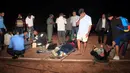 Tim penyelamat mengevakuasi penumpang setelah tergelincirnya pesawat maskapai India, Jet Airways di Bandara Dabolim, Goa, Selasa (27/12). Jet Airways yang tergelincir ini 161 penumpang dan awak. (Indian Navy/Indian Ministry of Defence/Handout via REUTERS)