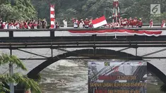 Bendera Merah Putih dikibarkan pada upacara peringatan HUT Kemerdekaan RI di Jembatan Panus, Depok, Kamis (17/8). Komunitas Ciliwung Depok melakukan pengibaran bendera di Jembatan Panus yang melintang di atas Sungai Ciliwung (Liputan6.com/Herman Zakharia)