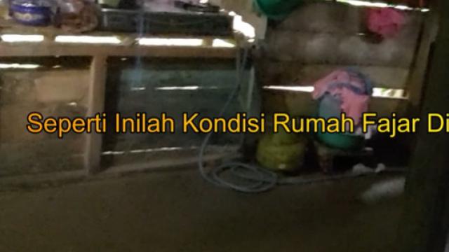 6 Potret Rumah Fajar Sad Boy, Sederhana Berdinding Kayu