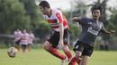 Striker Madura United, Pablo Aracil, memenangkan perebutan bola dengan pemain Persiba Balikpapan, Kurniawan, pada laga uji coba di Stadion Ahmad Yani, Sumenep, Sabtu (20/2/2016). (Bola.com/Vitalis Yogi Trisna)