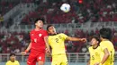 <p>Pemain Timnas Indonesia U-19, Kadek Arel Priyatna (kiri) berduel udara dengan pemain Malaysia U-19, Muhamad Ridzwan Bin Rosli saat laga semifinal Piala AFF U-19 2024 di Stadion Gelora Bung Tomo, Surabaya, Sabtu (27/07/2024). (Dok. PSSI)</p>