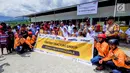 Sejumlah siswa sekolah, perwakilan United Tractors dan jajaran pemda setempat foto bersama di depan Sekolah Dasar Transisi Balaroa pasca gempa dan tsunami Palu dan Donggala di Petobo dan Balaroa, Sulawesi Tengah, (16/11). (Liputan6.com/HO/Eko)