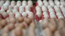 Telur dijual di pinggir jalan kasawan Perumahan Nusa Indah, Tangerang Selatan, Banten, Jumat (22/5/2020). Harga telur warna cokelat Rp 22 ribu per kilogram, sedangkan telur warna putih Rp 20 ribu per kilogram. (merdeka.com/Dwi Narwoko)