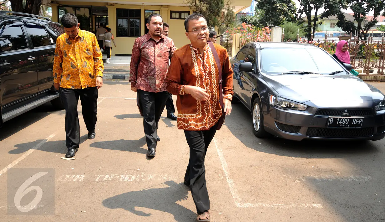 Mantan Wakil Menteri Hukum dan HAM, Denny Indrayana mendatangi Bareskrim Mabes Polri Jakarta, Senin (5/10/2015). Denny mengajukan beberapa nama saksi dalam kasus dugaan korupsi payment gateway di Kemenkumham. (Liputan6.com/Helmi Fithriansyah)