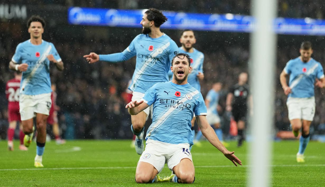 Pemain Manchester City, Nico Gonzalez, merayakan gol ke gawang Liverpool pada lanjutan Liga Inggris di Etihad Stadium, Minggu (09/11/2025) malam WIB. (AP Photo/Jon Super)