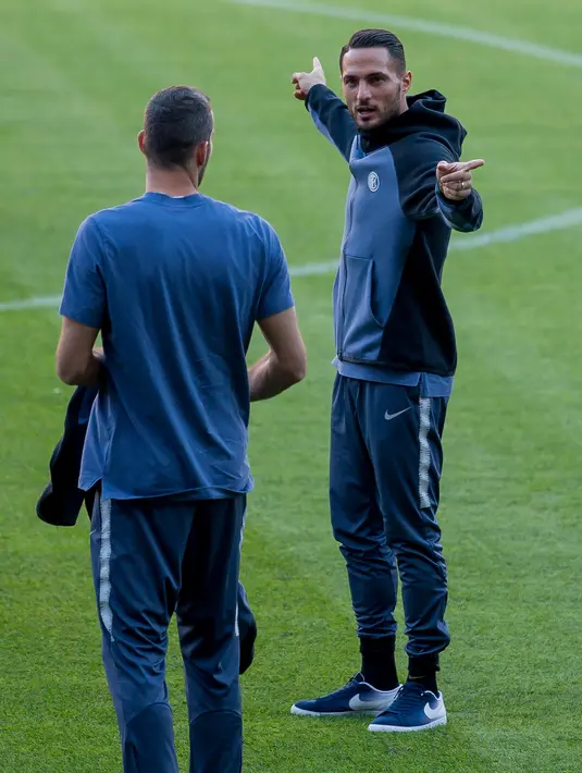 Bek Inter Milan, Danilo D'Ambrosio (kanan) berbicara dengan rekan setimnya di Camp Nou di Barcelona, Spanyol (23/10). Inter akan bertanding melawan Barcelona pada grup B Liga Champions. (AP Photo/Joan Monfort)