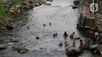 Aliran Sungai Ciliwung yang surut dimanfaatkan oleh anak-anak untuk bermain di kawasan tersebut. (Liputan6.com/Herman Zakharia)