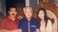 Inul Daratista pamer foto bareng mantan Presiden Soeharto. Ia mengenang momen diundang makan bareng Pak Harto kemudian diberi hadiah mutiara. (Foto: Dok. Instagram @inul.d)