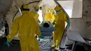 Tim medis mengevakuasi pasien terduga virus Ebola di Lapangan Monas, Jakarta, 12 November 2014. Dalam rangka Hari Peringatan Kesehatan Nasional, Kemenkes menggelar simulasi penanganan dan pencegahan masuknya Ebola ke Indonesia. (AFP PHOTO/ROMEO GACAD)