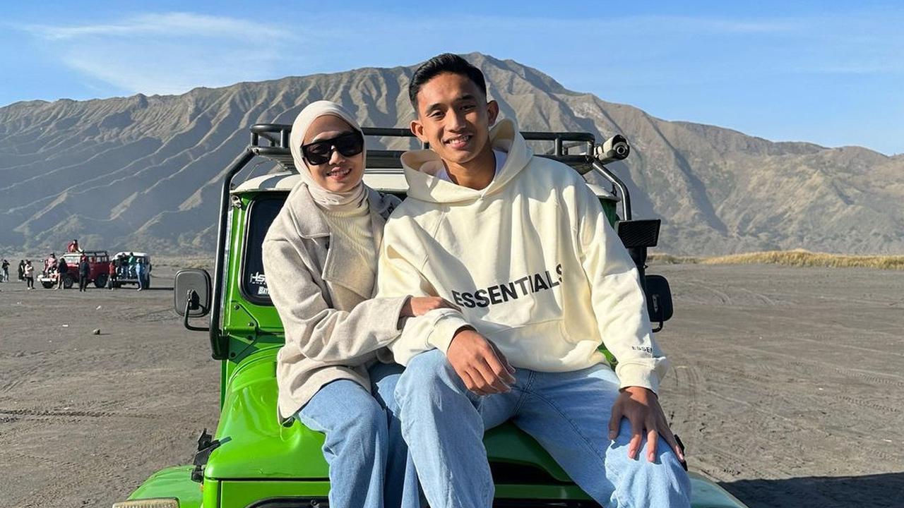 Jarang Umbar Urusan Asmara, 5 Potret Sejoli Rizky Ridho dan Sendy Aulia yang Ternyata Bucin Abis