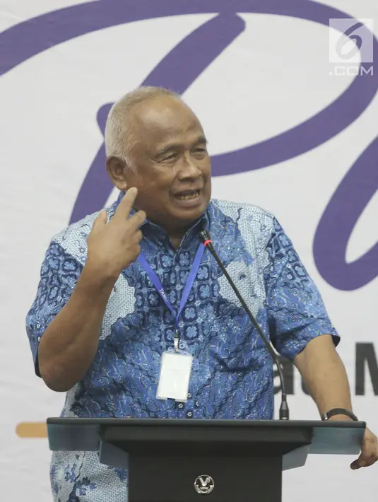 Mantan Ketua KPK Taufiqurrahman Ruki sambutan saat peluncuran buku "14 Tahun Perjalanan KPK" di Gedung KPK, Jakarta (23/5). Buku tersebut berisi kumpulan foto yang direkam oleh jurnalis foto dan juga humas KPK. (Liputan6.com/Herman Zakharia)