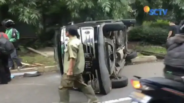 Minibus terguling di Kebayoran Baru, Jakarta Selatan pada Kamis (14/12) pagi membuat seorang pengemudi dan seorang pelajar terjebak.