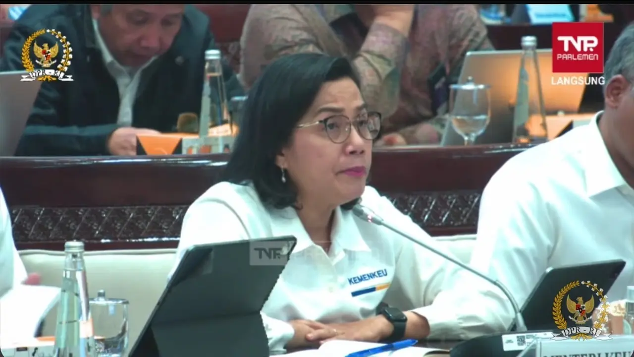 Menteri Keuangan (Menkeu) Sri Mulyani Indrawati dalam Rapat Kerja dengan Komisi XI DPR RI, Senin (1/7/2024). Rapat kerja ini membahas mengenai penyertaan modal negara (PMN) ke BUMN. (Arief/Liputan6.com)