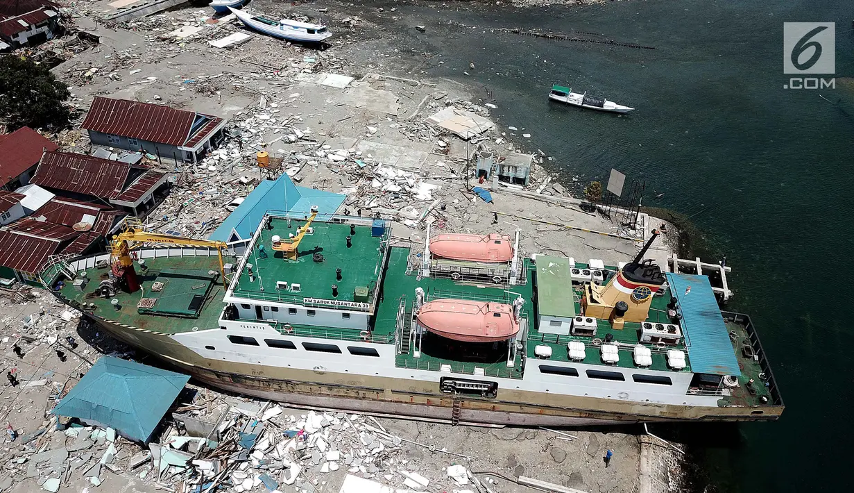 Pandangan udara, sebuah kapal KM Sabuk Nusantara 39 terseret ombak akibat tsunami Pelabuhan Wani, Donggala, Sulawesi Tengah Kamis (4/10). Kapal yang membawa 20 anak buah kapal tidak berpenumpang saat tsunami terjadi. (Liputan6.com/Fery Pradolo)