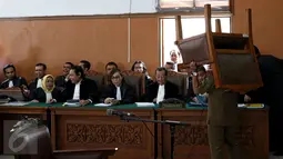 Tim kuasa hukum OC Kaligis saat mengikuti sidang praperadilan terhadap KPK di Pengadilan Negeri Jakarta Selatan, Senin (10/8/2015). Sidang tersebut ditunda karena pihak KPK tidak hadir. (Liputan6.com/Yoppy Renato)