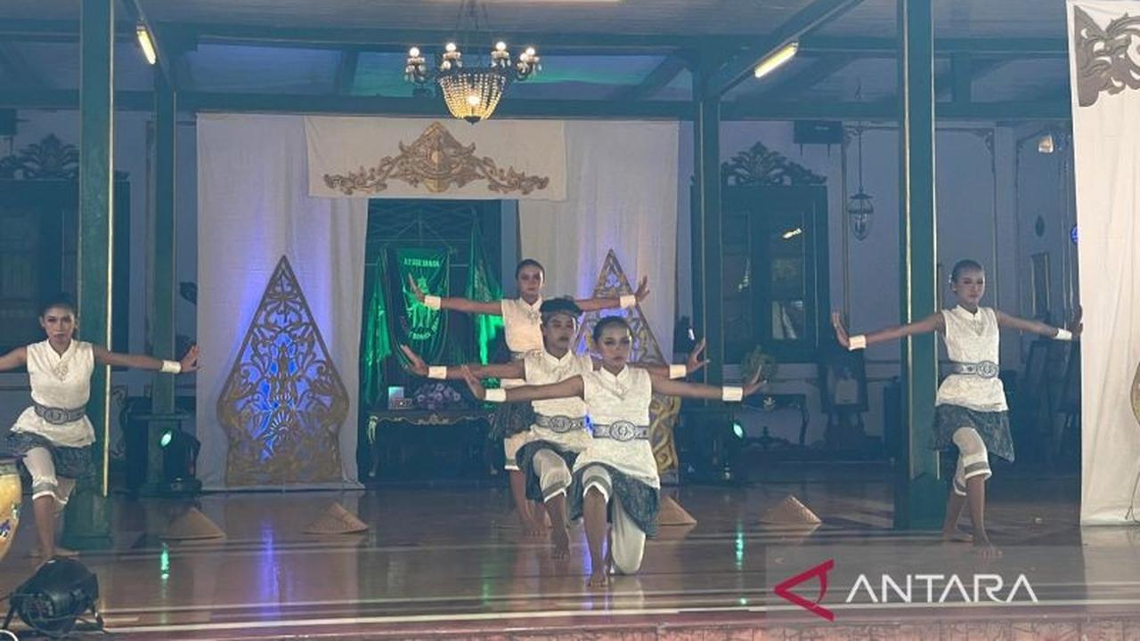 Seniman Cirebon Lestarikan Wayang Wong Melalui Pementasan di Keraton Kacirebonan