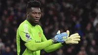 Kiper Manchester United, Andre Onana saat menghadapi Wolverhampton Wanderers pada laga pekan ke-22 Premier League 2023/2024 di Molineux Stadium, Wolverhampton, Kamis (1/2/2024). (AP Photo/Rui Vieira)