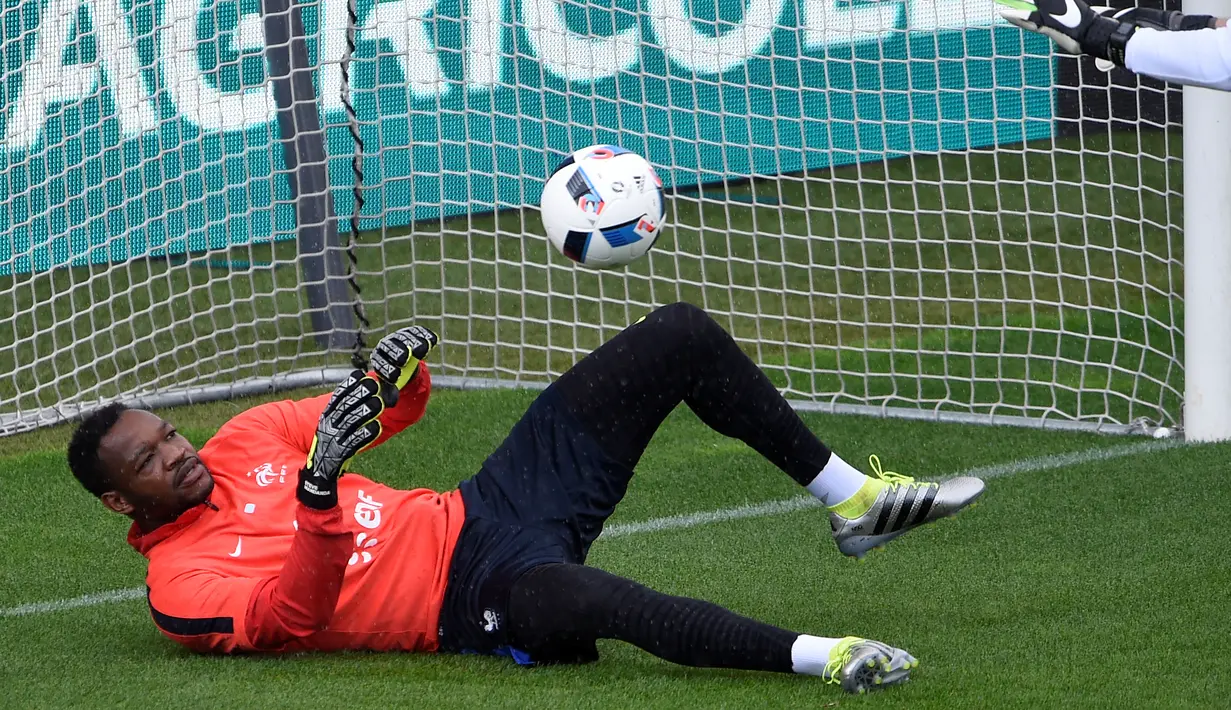 Steve Mandanda lahir di Zaire (Kongo). Saat masih belia, Mandanda dan keluarganya mengungsi ke Prancis dari kekejaman rezim Mobutu Sese Seko yang menguasai Kongo. (AFP/Jean-Christophe Verhaegen)