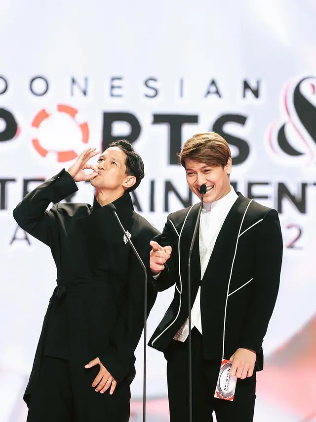 6 Potret Jennifer Bachdim dan Lesti Kejora Baca Pemenang di Acara Award, Kompak