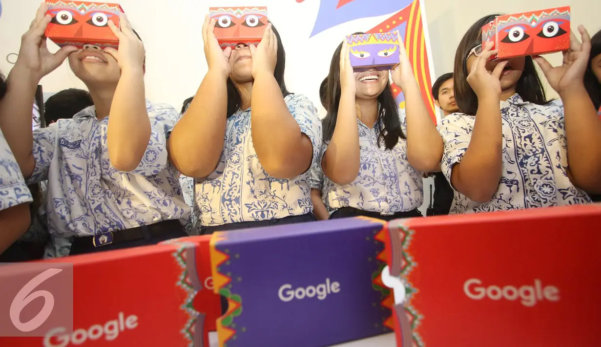 Anak-anak menikmati Google Cardboard saat peluncuran Art Camera dan Google Cardboard di Museum Nasional, Jakarta, Kamis (27/10). (Liputan6.com/Immanuel Antonius)