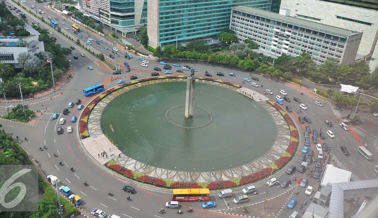 Suasana di kawasan Bundaran HI, Jakarta, Rabu (21/12). Kepala Badan Kebijakan Fiskal (BKF) Suahasil Nazar menyebutkan bahwa pajak menjadi tulang punggung bagi aktivitas perekonomian negara dalam jangka panjang. (Liputan6.com/Angga Yuniar)