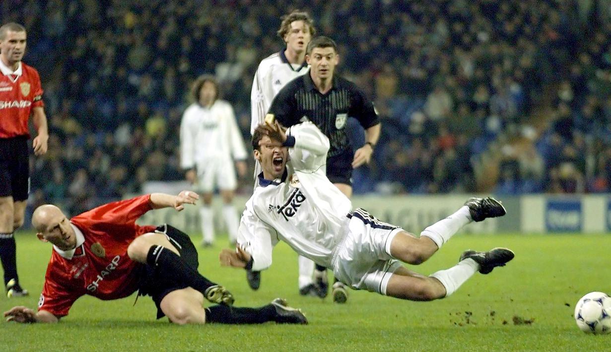 Jaap Stam - Stam menjadi salah satu bek tengah yang sulit ditembus. Namun, Stam dikenal dengan permainan kerasnya saat mempertahankan lini belakang dan merebut bola dari kaki lawan. (AFP/Christophe Simon)