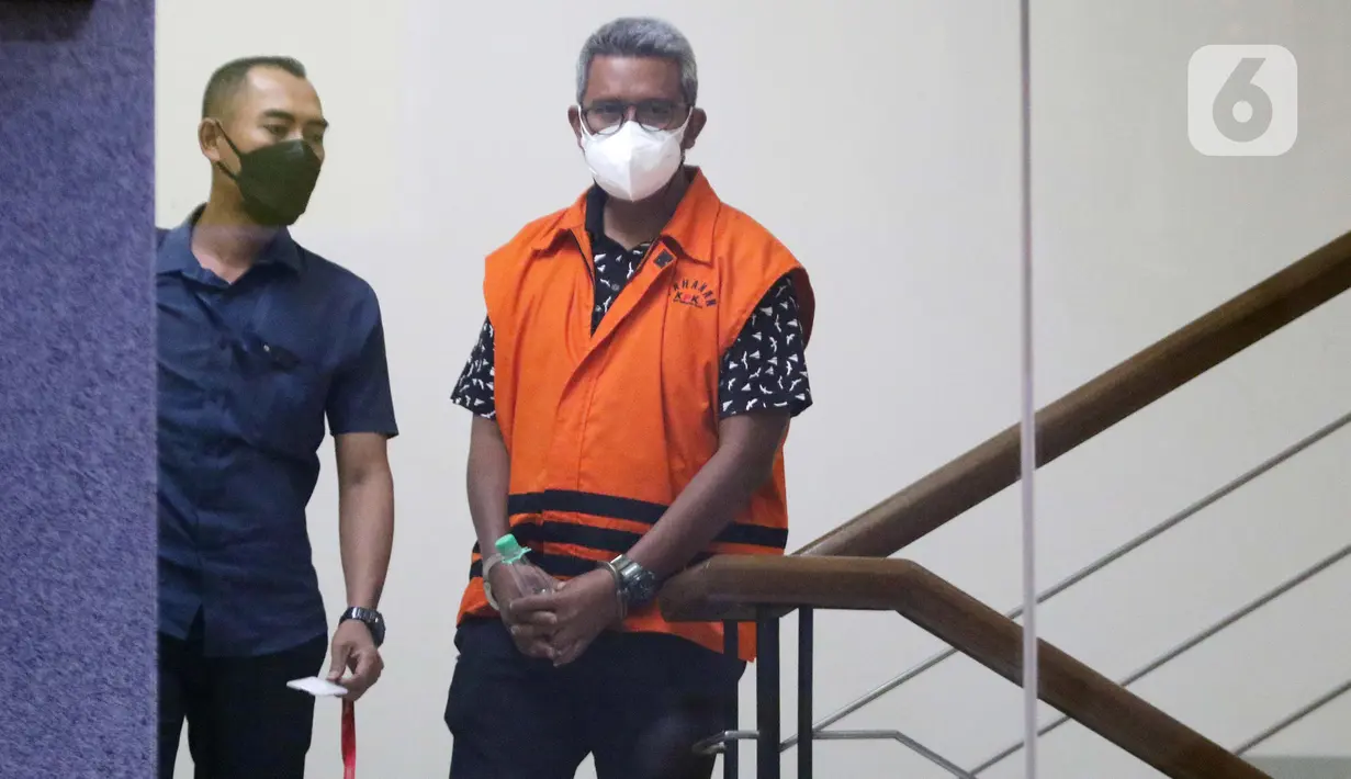 Bupati Bintan nonaktif, Apri Sujadi usai menjalani pemeriksaan di Gedung KPK, Jakarta, Selasa (24/8/2021). Apri Sujadi merupakan tersangka pengaturan barang kena cukai dalam pengelolaan kawasan perdagangan dan pelabuhan bebas wilayah Kabupaten Bintan 2016-2018. (Liputan6.com/Helmi Fithriansyah)