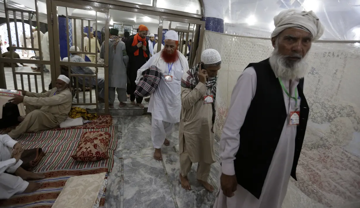 <p>Umat Muslim tiba untuk melakukan ibadah itikaf di sebuah masjid, di Lahore, Pakistan, Jumat (22/4/2022). Itikaf adalah adalah tinggal atau menetap di dalam masjid dengan niat beribadah untuk mendekatkan diri kepada Allah pada sepuluh hari terakhir Ramadhan. (AP Photo/K.M. Chaudary)</p>