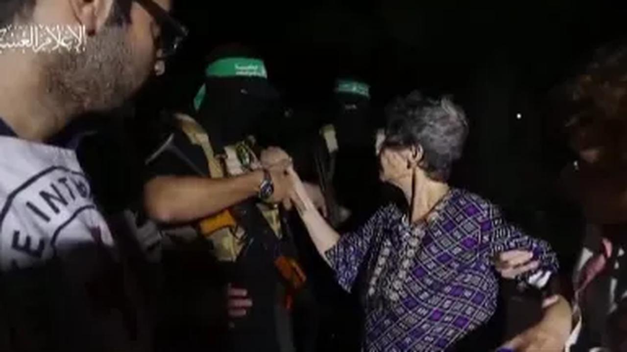 Momen wanita tua Israel memberikan salam perpisahan ke pejuang Palestina ketika dibebaskan ini sontak saja mencuri perhatian dunia.&nbsp;