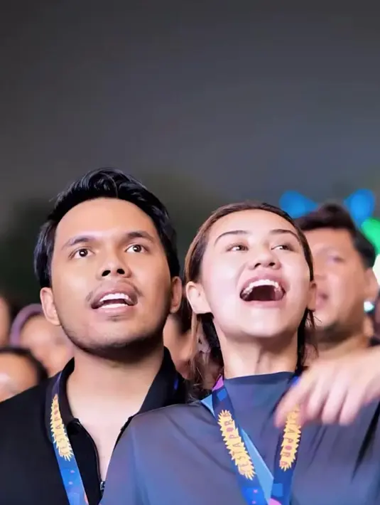 Kemudian terlihat juga pasutri baru Thariq Halilintar dan Aaliyah Massaid. Keduanya kompak bergaya kasual nuansa netral. [@thariqhalilintar].