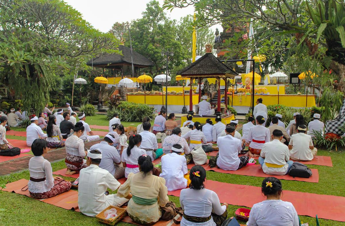 FOTO: Suasana Khusyuk Perayaan Galungan di Pura Cinere, Jakarta Selatan