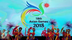 Penari beraksi di depan logo Asian Games ke-18 yang diluncurkan pada perayaan Hari Olahraga Nasional ke-32 di Senayan Jakarta, Rabu (9/9/2015). Haornas ke-32 bertema Gelorakan Budaya Olahraga untuk Indonesia Hebat. (Liputan6.com/Helmi Fithriansyah) 