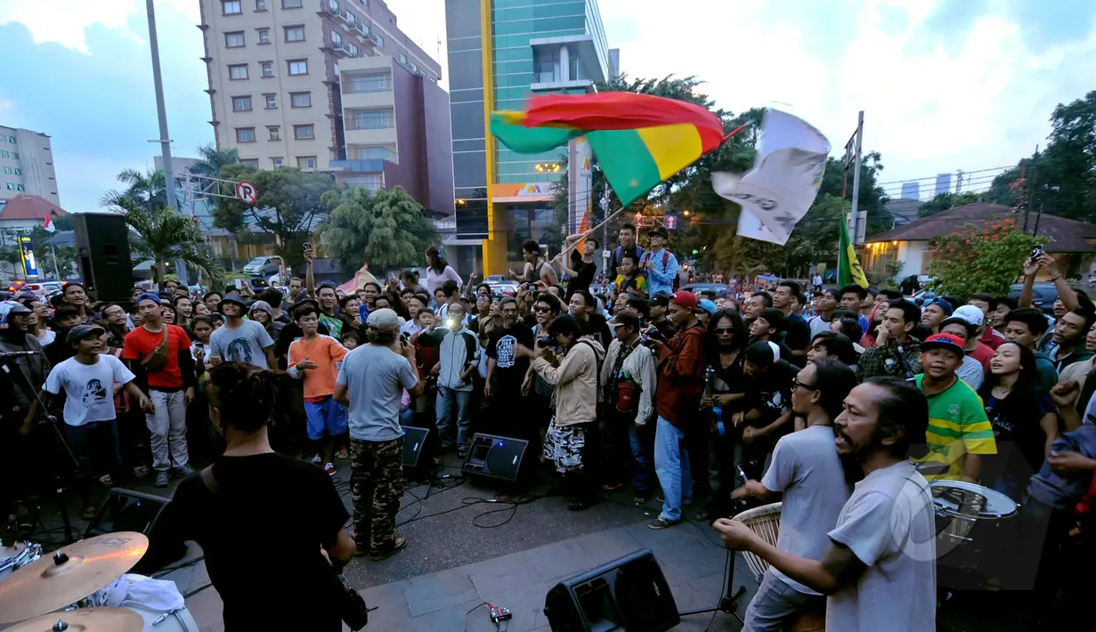 Para penonton antusias melihat konser 'MUSIK INDONESIA ASYIK TANPA INTRIK' dengan tema "AKULAH SEJARAH" bersama musisi-musisi reggae, Jakarta, Selasa (10/3/2015). (Liputan6.com/Faisal R Syam)