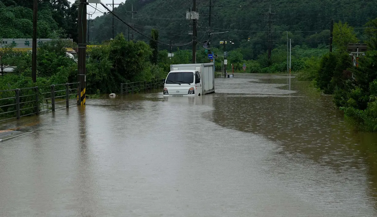 Sebelumnya, Badan Meteorologi Korea (KMA) telah memperkirakan curah hujan akan menguat yang kemungkinan disertai angin kencang dan petir akan terjadi di sebagian besar wilayah Korea Selatan hingga Jumat (19/7/2024) mendatang. (AP Photo/Lee Jin-man)