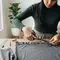 Cara Memotong Kaos Panjang Tanpa Mesin Jahit, Hasil Tetap Rata dan Nyaman Dipakai