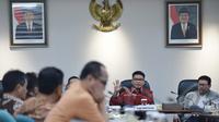 Ahli Hukum Tata Negara Irman Putra Sidin (kemeja merah) memberikan keterangan saat diundang oleh Panitia Hak Angket DPRD DKI Jakarta, Rabu (25/3/2015). (Liputan6.com/Johan Tallo)